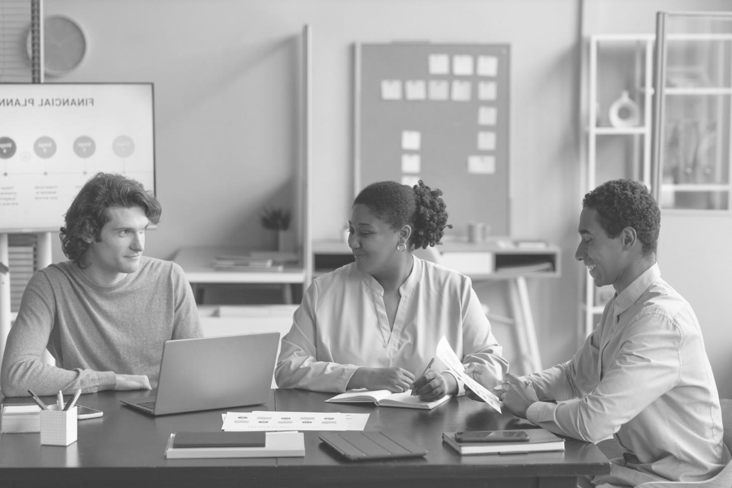 Analyse financière professionnelle avec documents et calculatrice